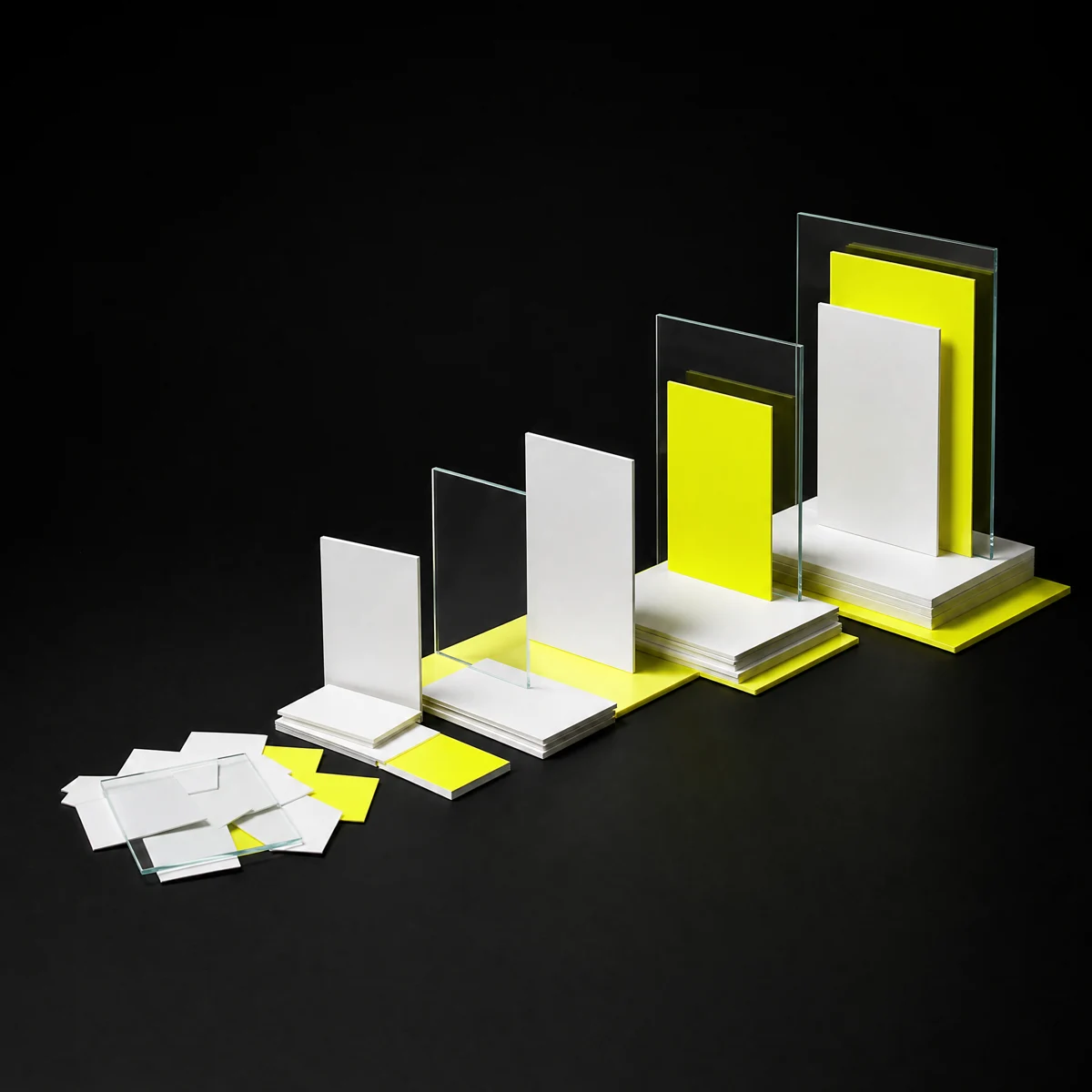 Secuencia conceptual de tarjetas de papel y cristal que representa el proceso creativo